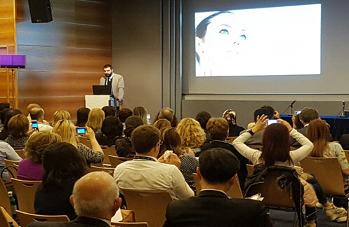 유럽 모나코AMWC학회에서 유럽의사들을 대상으로 Bijou Thread 제조사에서 라이브 발표를 하고 있는 모습